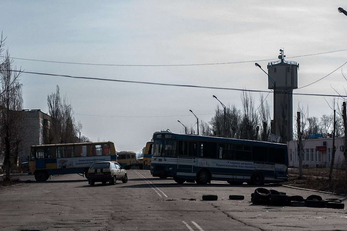 Терористи наказали трьом волонтерам покинути окупований Донецьк