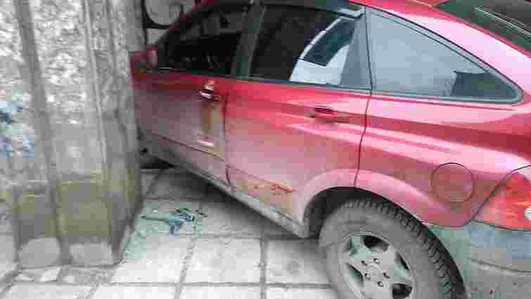 У Львові автомобіль на тротуарі зачепив жінку