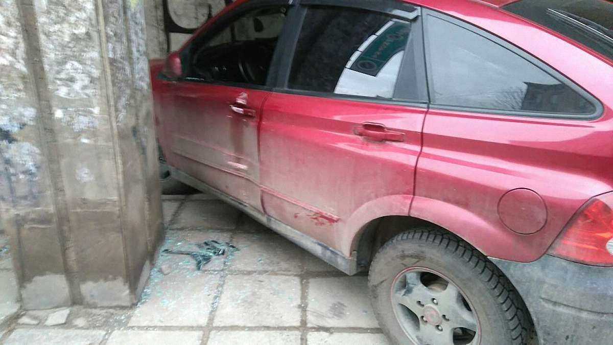 У Львові автомобіль на тротуарі зачепив жінку