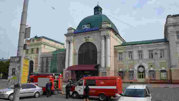 У Івано-Франківську «замінували» залізничний вокзал та відділення «ПриватБанку»