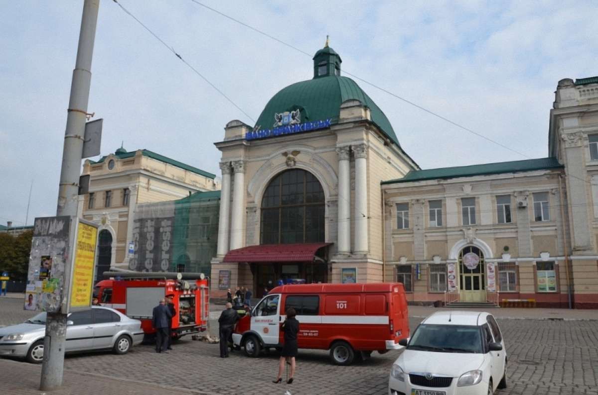 У Івано-Франківську «замінували» залізничний вокзал та відділення «ПриватБанку»
