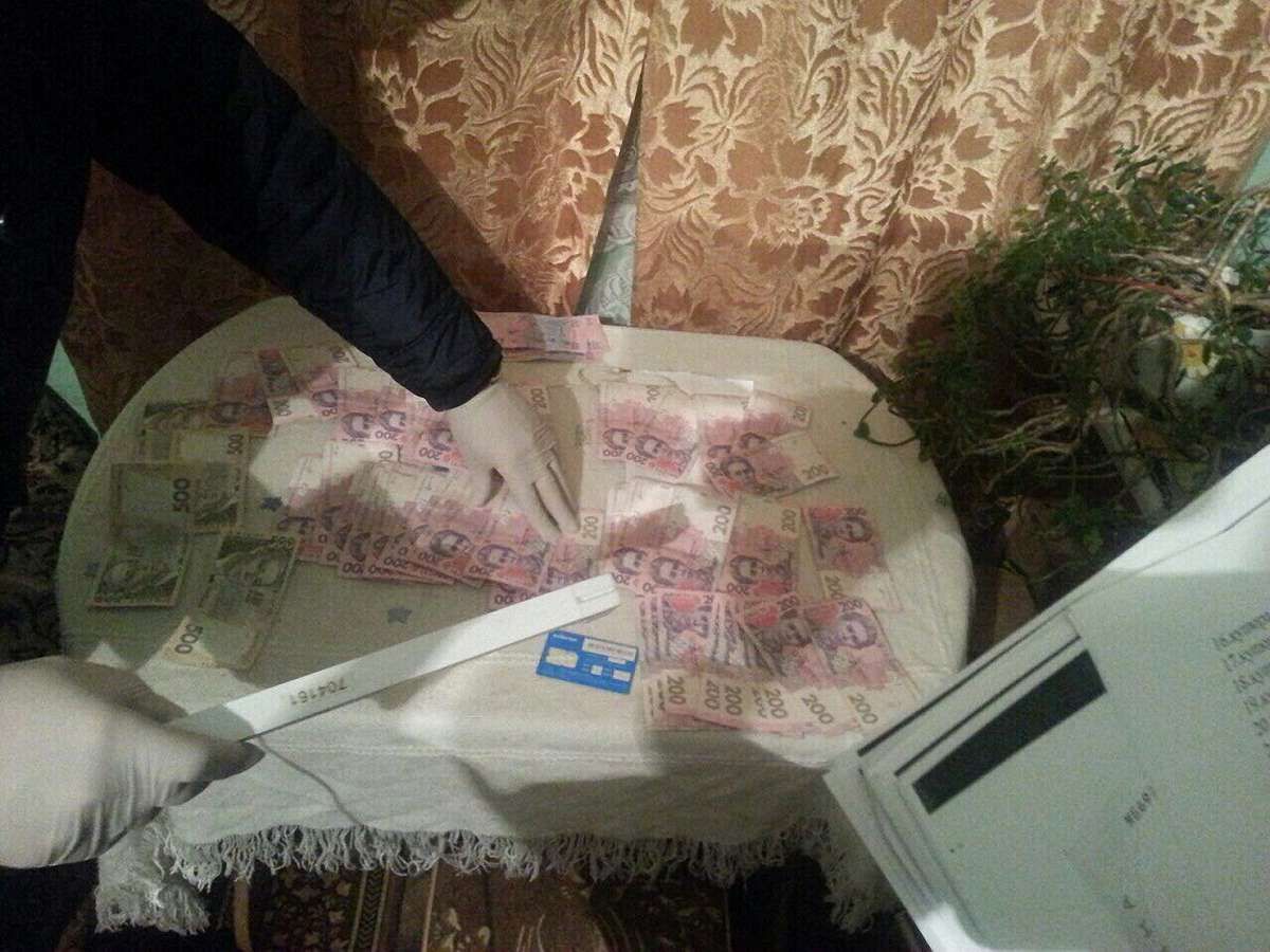 СБУ затримала на хабарі двох працівників карного розшуку на Львівщині