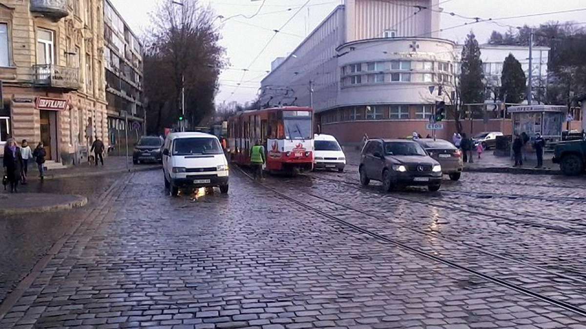 У Львові зійшов з рейок трамвай
