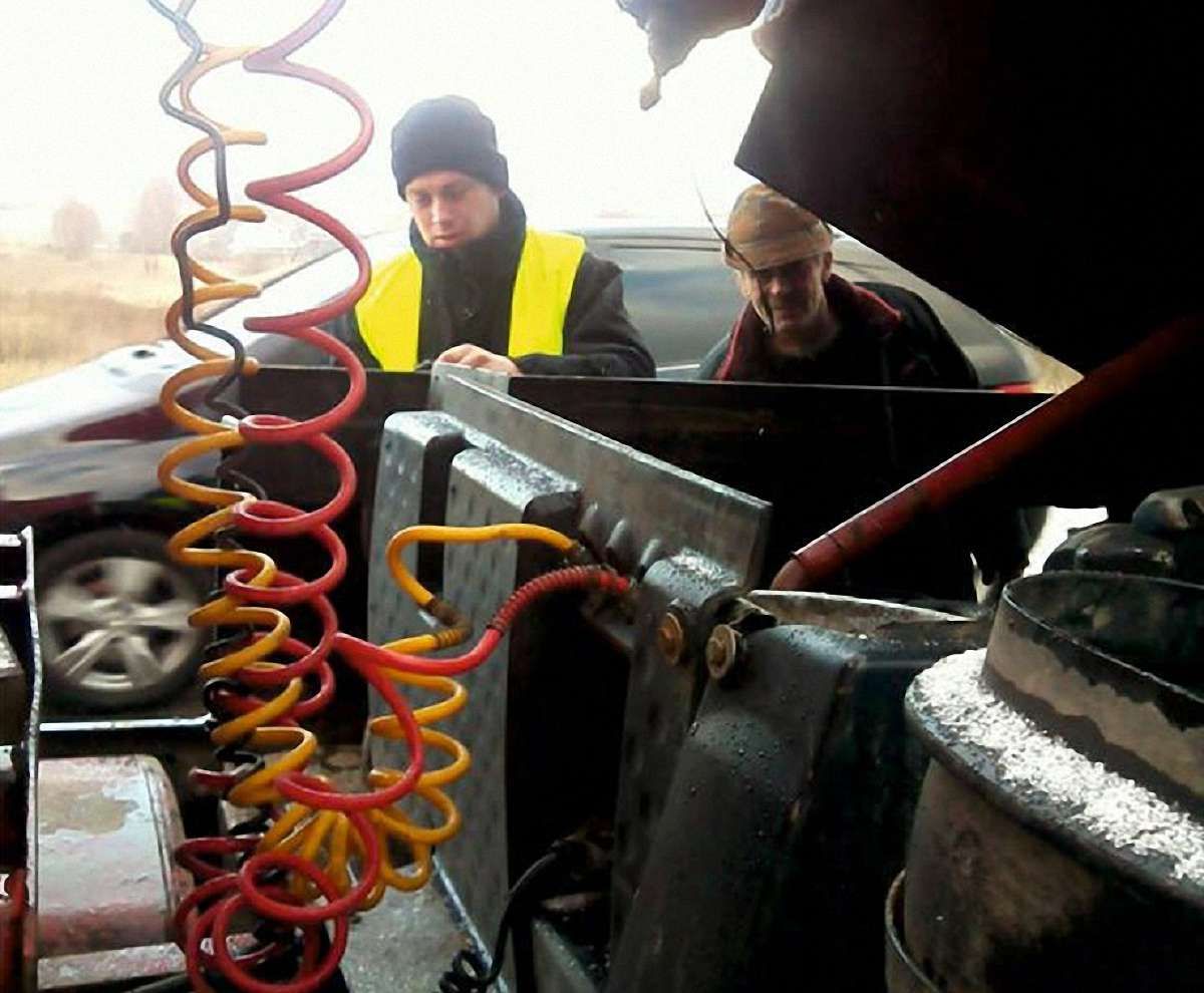 На трасі Київ-Чоп під час руху у фури зламалось колесо