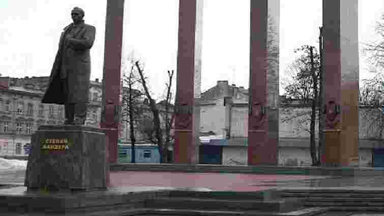 Анонім повідомив про замінування пам’ятника Бандері у Львові