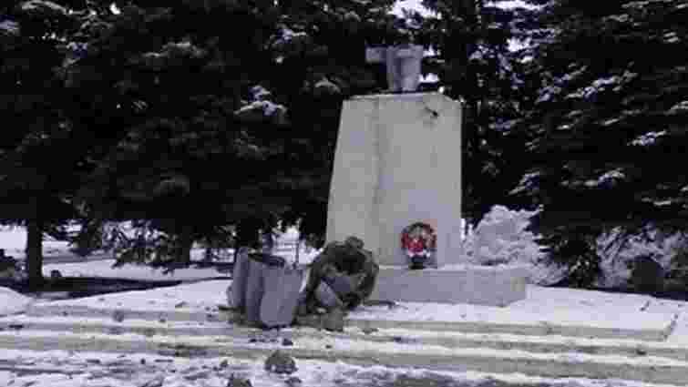 На Харківщині повалили пам'ятник Леніну