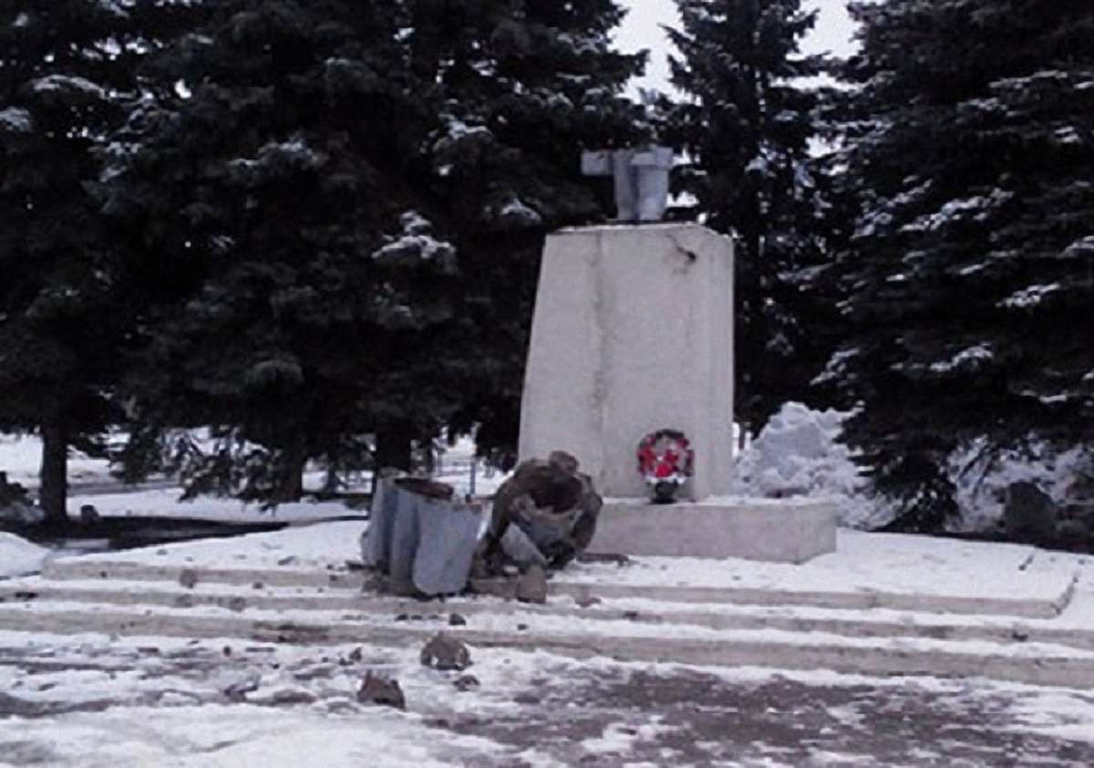 На Харківщині повалили пам'ятник Леніну