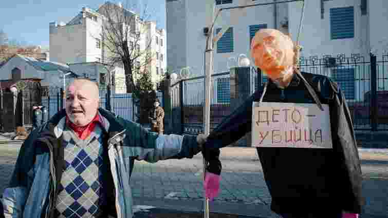 Під посольством РФ у Києві активісти повісили опудало Путіна на шибеницю