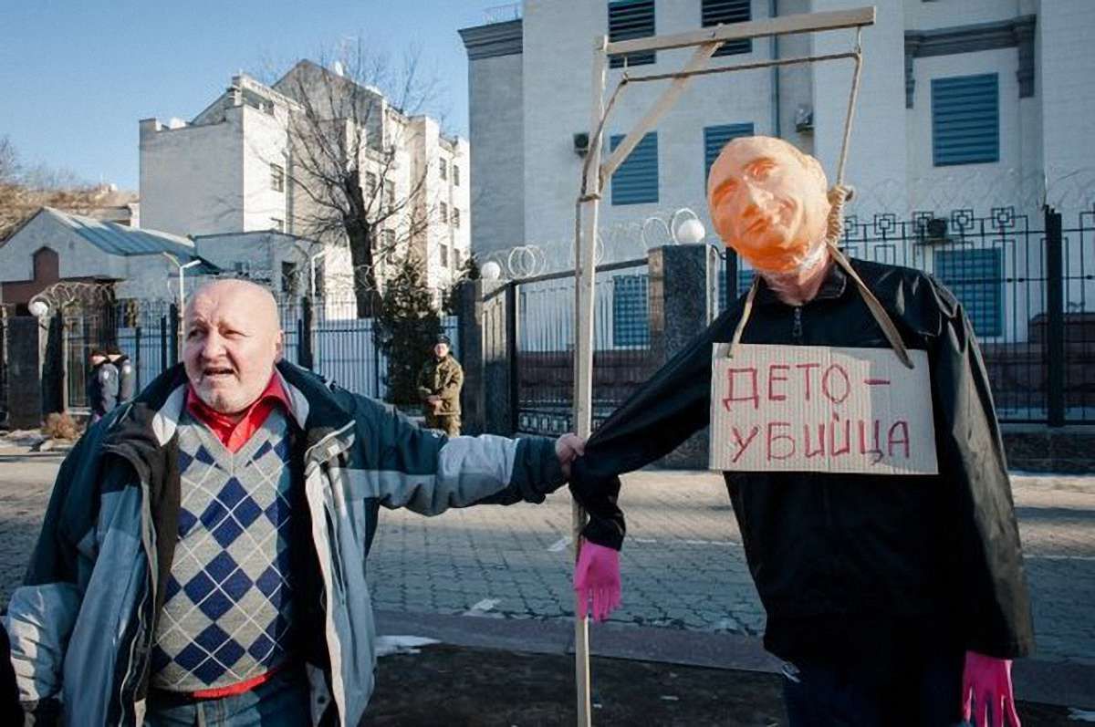 Під посольством РФ у Києві активісти повісили опудало Путіна на шибеницю