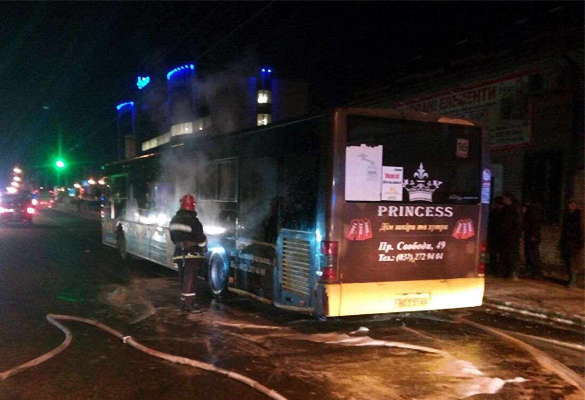 По дорозі в автопарк у Львові загорілася маршрутка