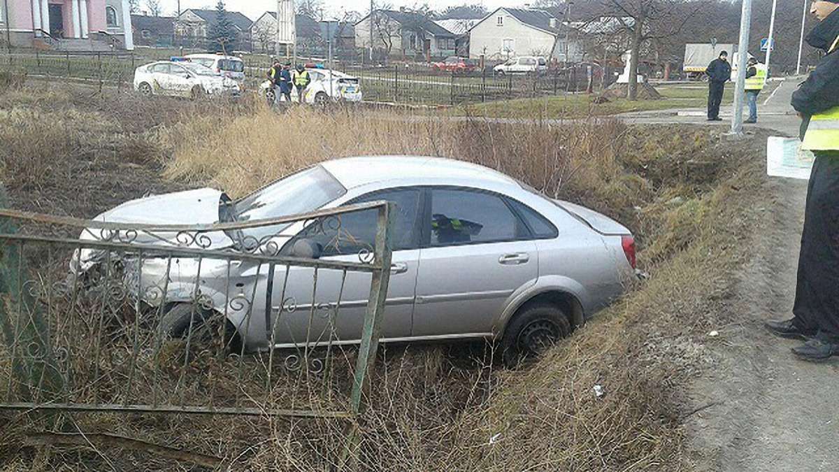 На трасі Київ-Чоп неподалік Львова злетів з дороги автомобіль