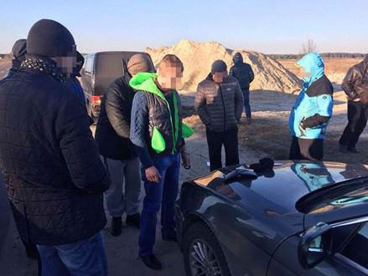 На Волині затримали прикордонника, який вимагав гроші за контрабанду бурштину