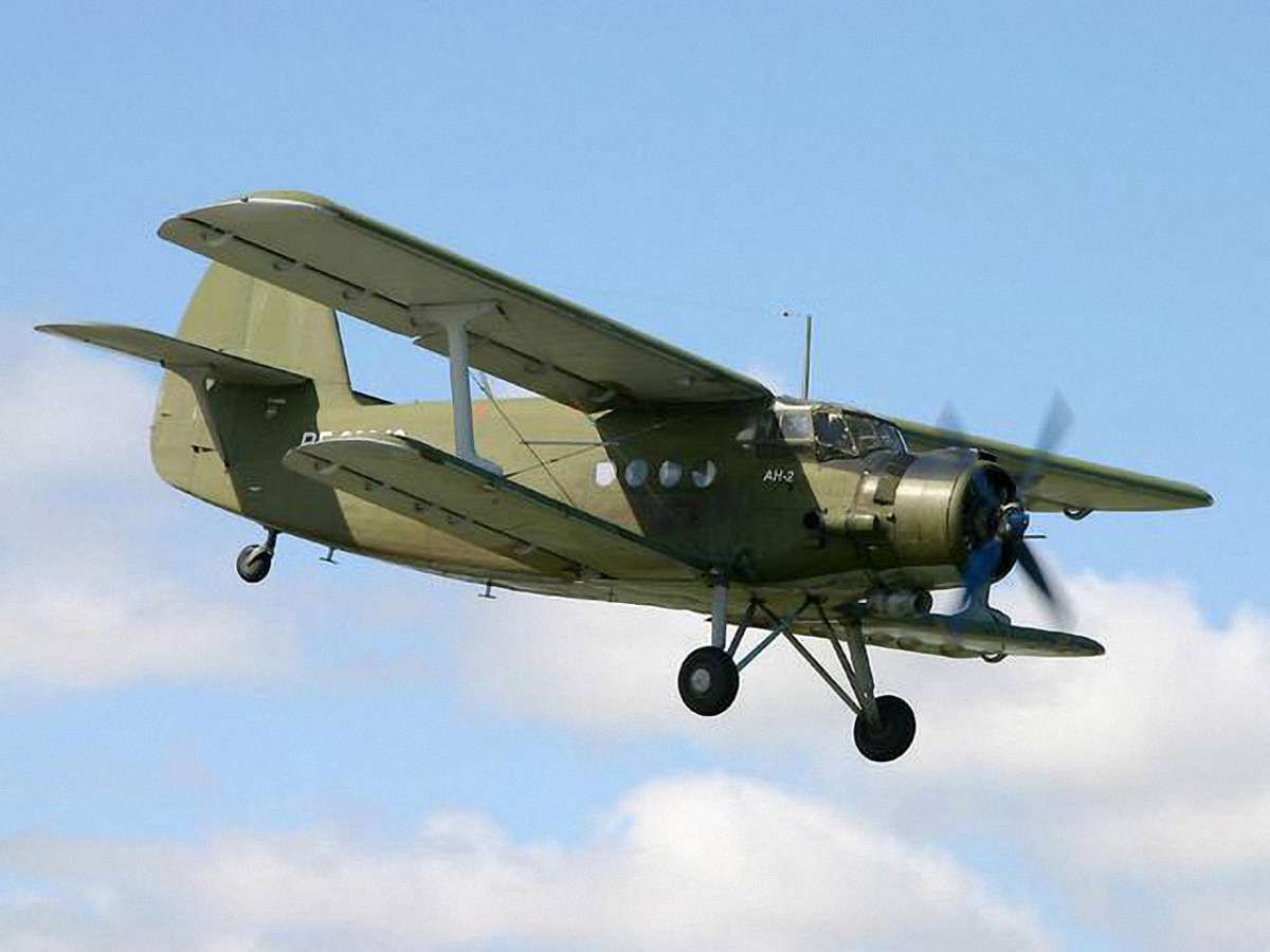 На Волині правоохоронці виявили літак з контрабандними цигарками