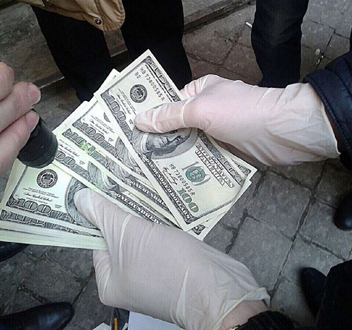 У Львові адвоката затримали на хабарі в $1000