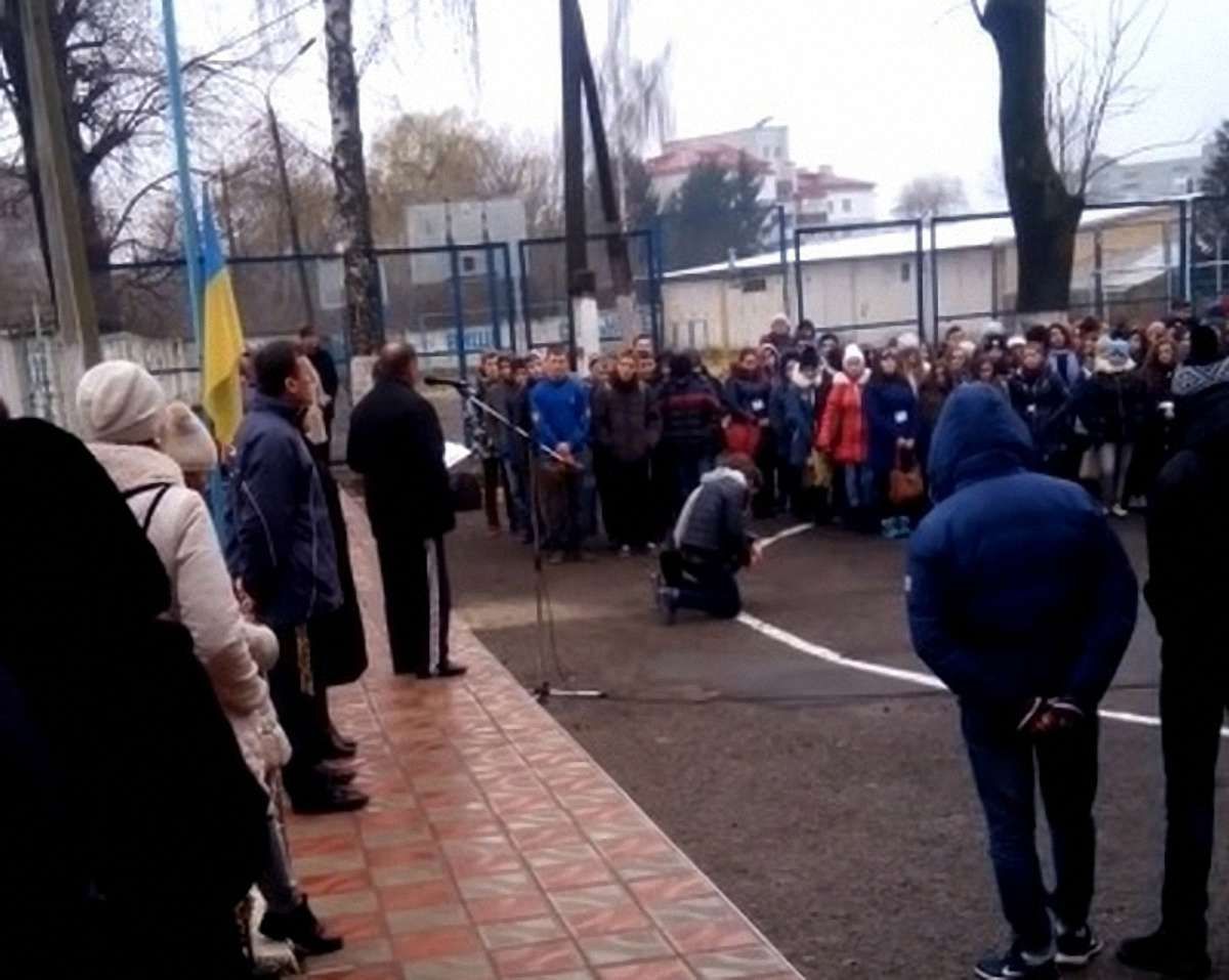У Тернополі звільнили директора училища, який ставив на коліна учнів за куріння