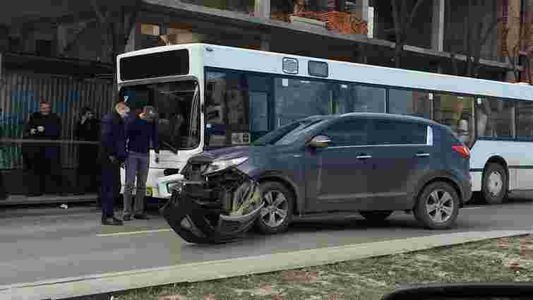 У центрі Львова позашляховик врізався в переповнений автобус