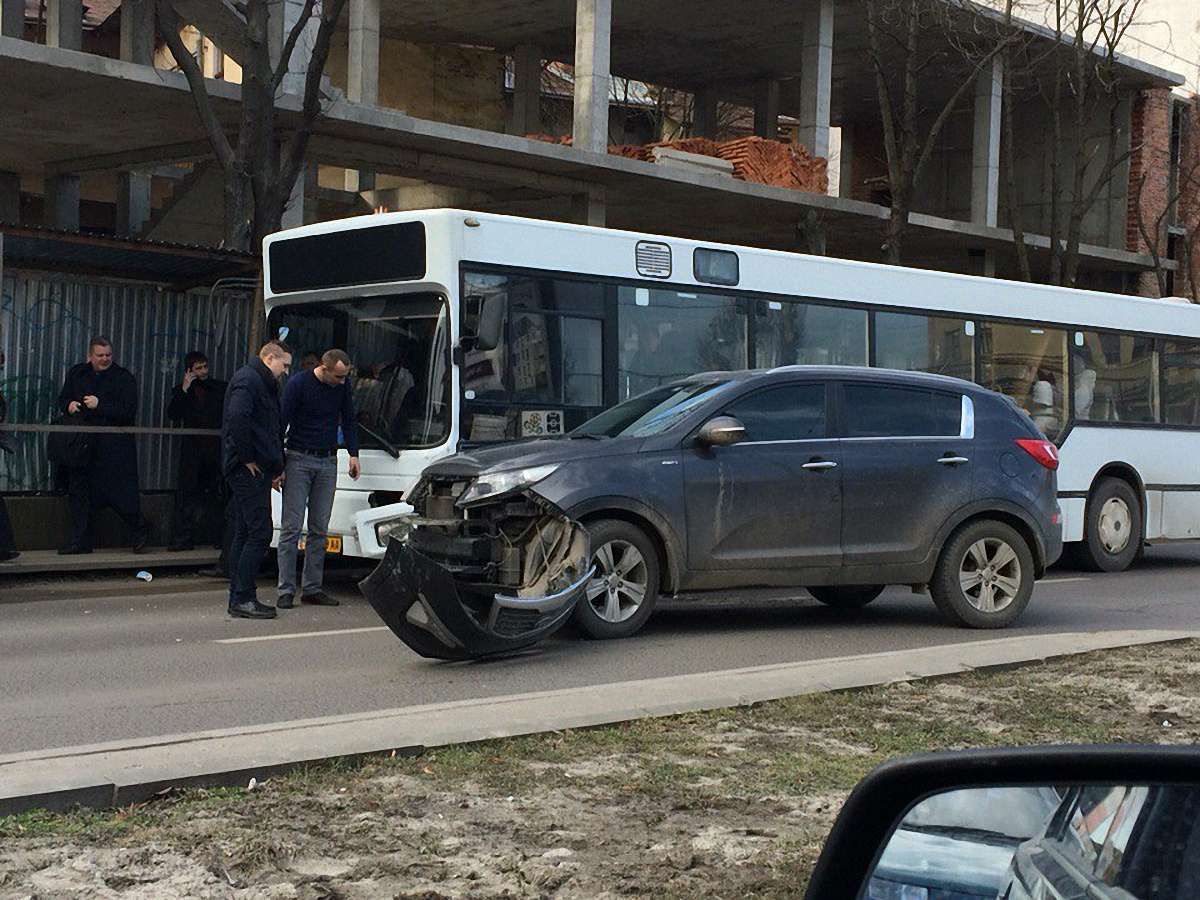У центрі Львова позашляховик врізався в переповнений автобус