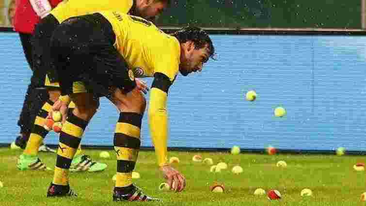 Фанати дортмундської «Боруссії» закидали поле тенісними м'ячами