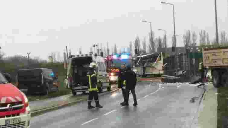 Шестеро дітей загинули внаслідок зіткнення шкільного автобуса та вантажівки у Франції