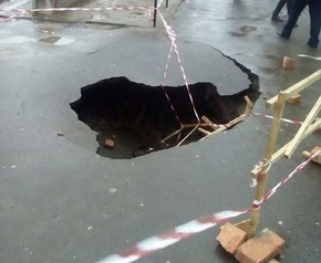 На Сихові у Львові «пішов» під землю тротуар
