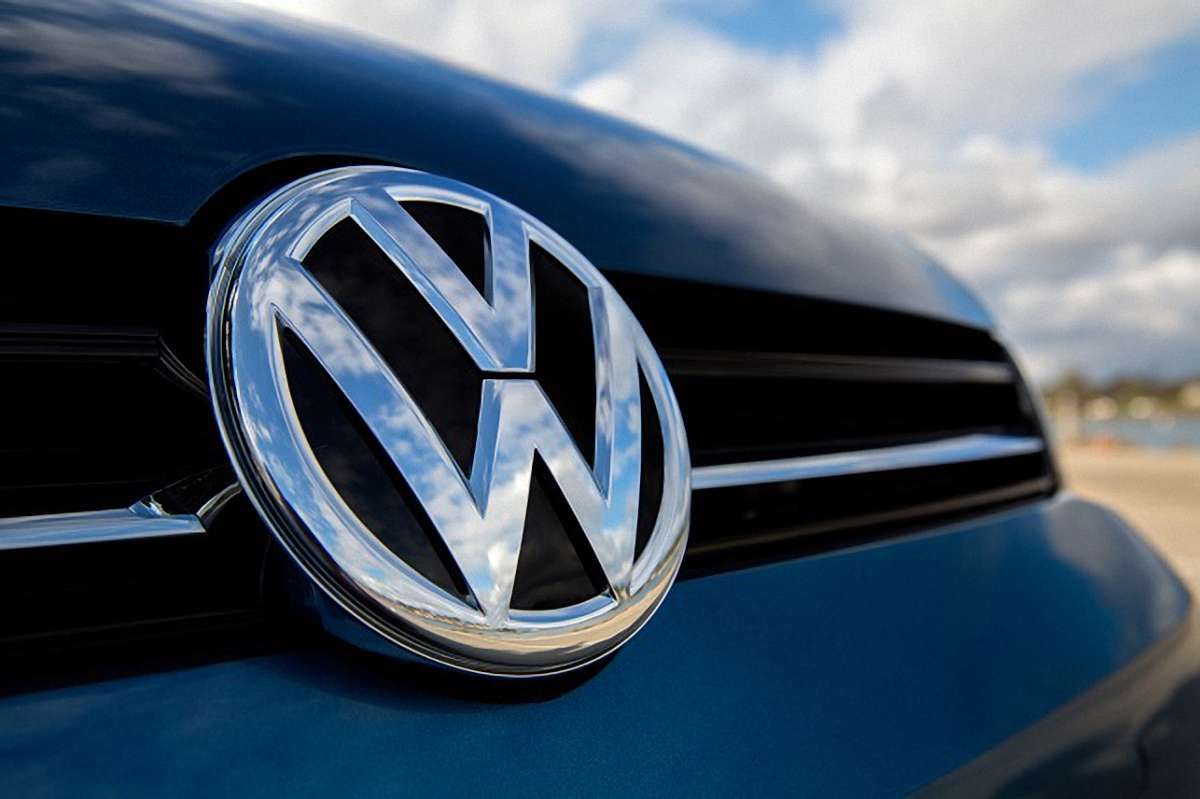 Львівський активіст українізував автомобілі Volkswagen