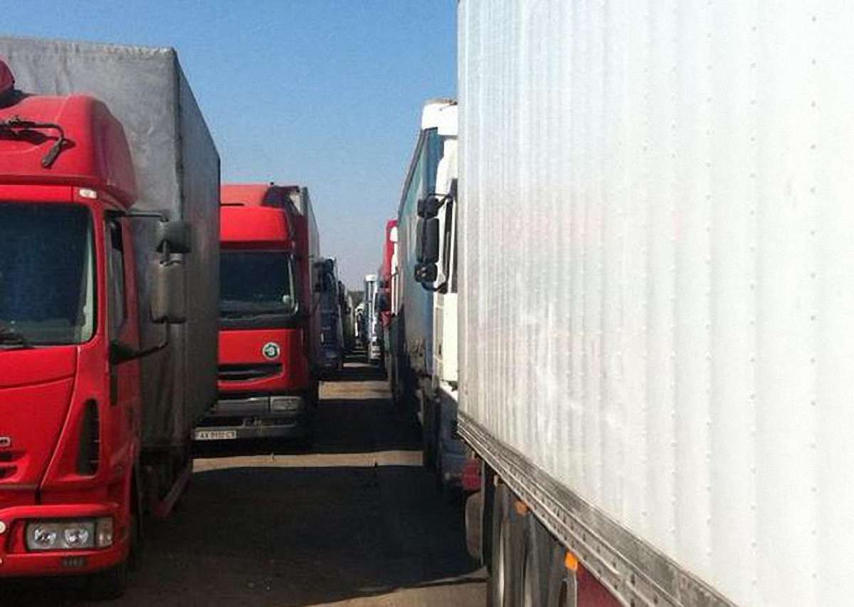 Активісти блокують російські фури на в'їздах до Закарпаття