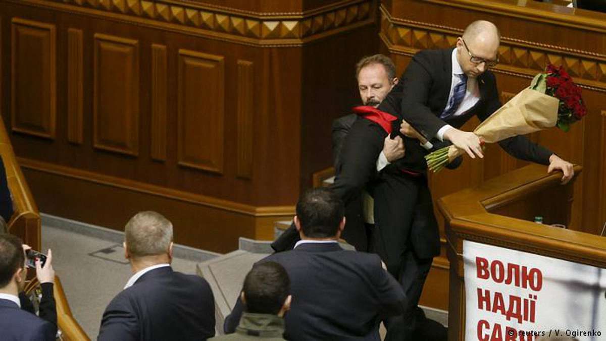 Яценюк: «Сподіваюсь, цей звіт уряду пройде без квітів і фігур від БПП»