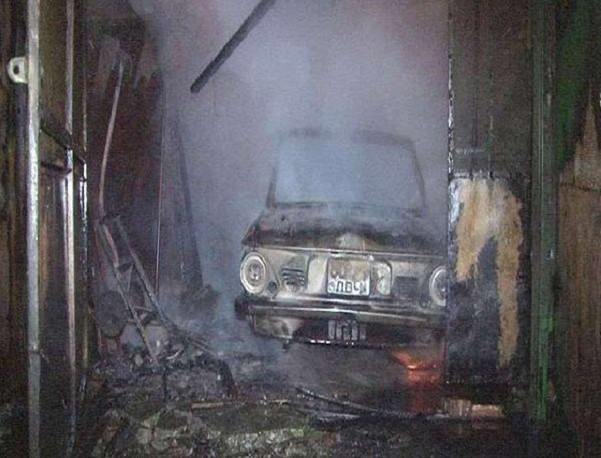 У Львові мало не згоріли три гаражі