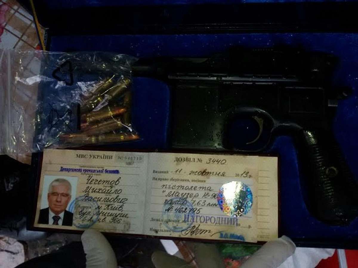 У Києві під час обшуку знайшли іменний пістолет Михайла Чечетова