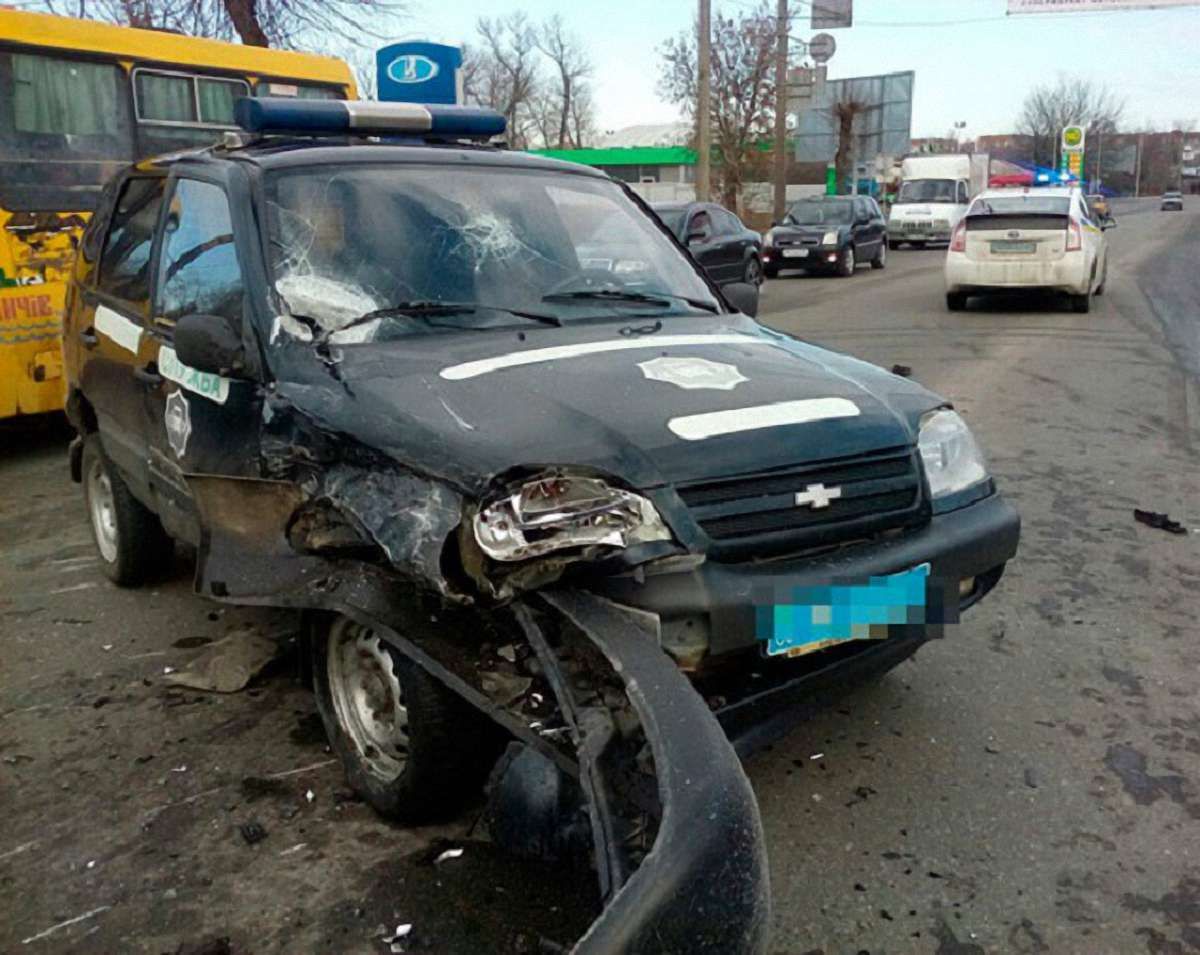 На Житомирщині п’яний водій мікроавтобуса протаранив поліцейське авто