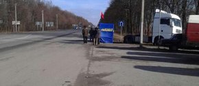 На трасі Київ-Чоп активісти блокують рух російських фур