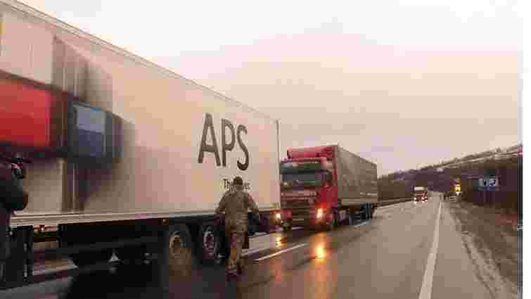 Активісти і закарпатські перевізники поконфліктували через блокування російських вантажівок
