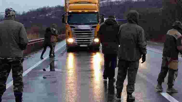 Уночі російські вантажівки не змогли проїхати на Закарпаття через громадську блокаду