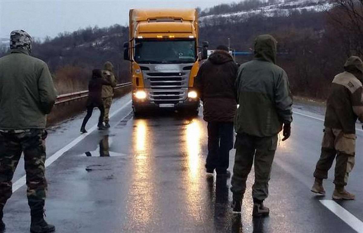 Уночі російські вантажівки не змогли проїхати на Закарпаття через громадську блокаду