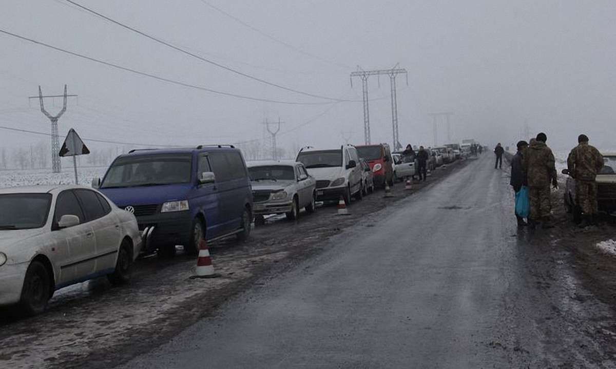 Пункт пропуску в Мар’їнці закрили через постійні обстріли бойовиків