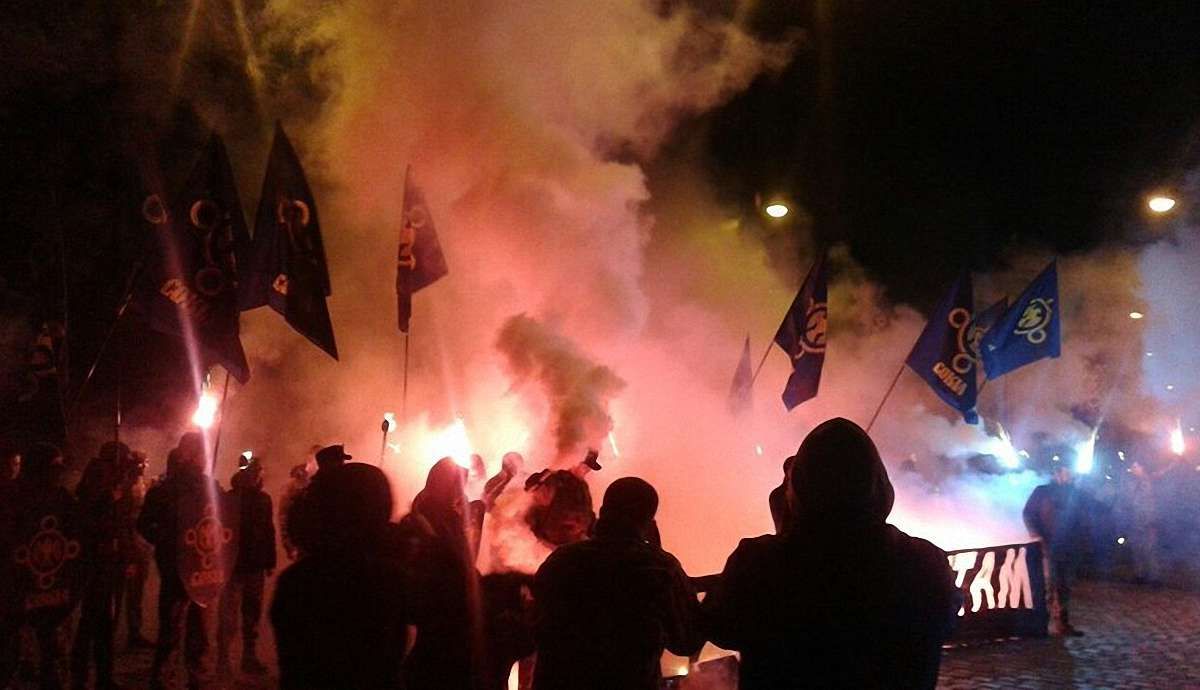 Члени правих організацій провели у Львові смолоскипну ходу