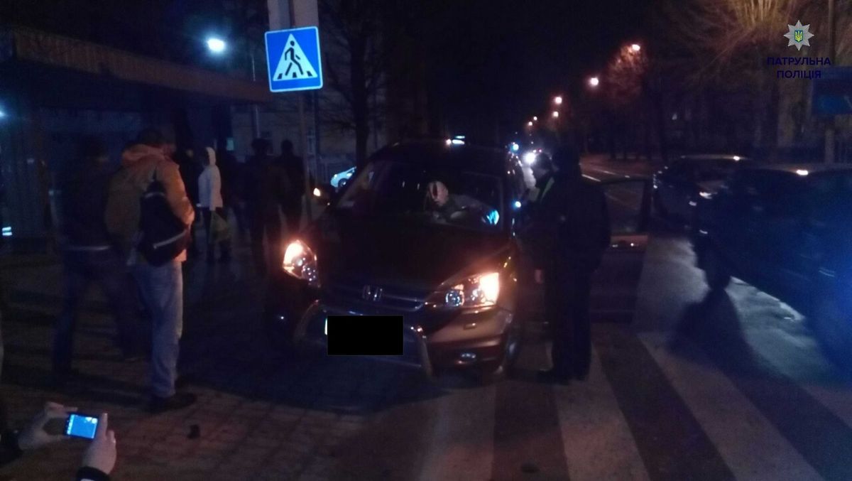 У Львові п’яний водій в’їхав у зупинку громадського транспорту