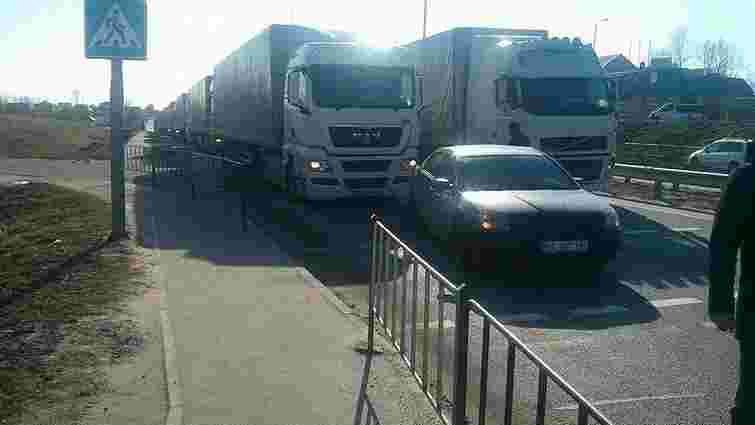 Кілька десятків російських вантажівок, які стояли під Львовом, поїхали додому