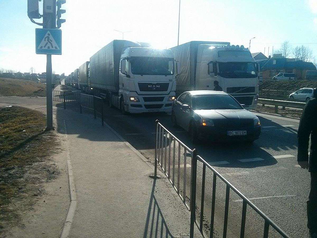 Кілька десятків російських вантажівок, які стояли під Львовом, поїхали додому
