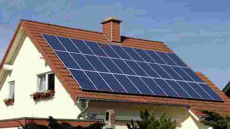 За рік в Україні кількість будинків з сонячними батареями на дахах зросла у 10 разів 