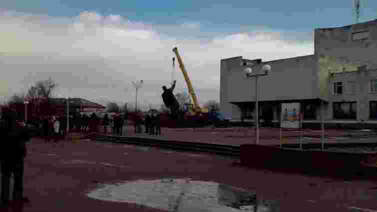 На Чернігівщині демонтували 12-метровий пам’ятник Леніну
