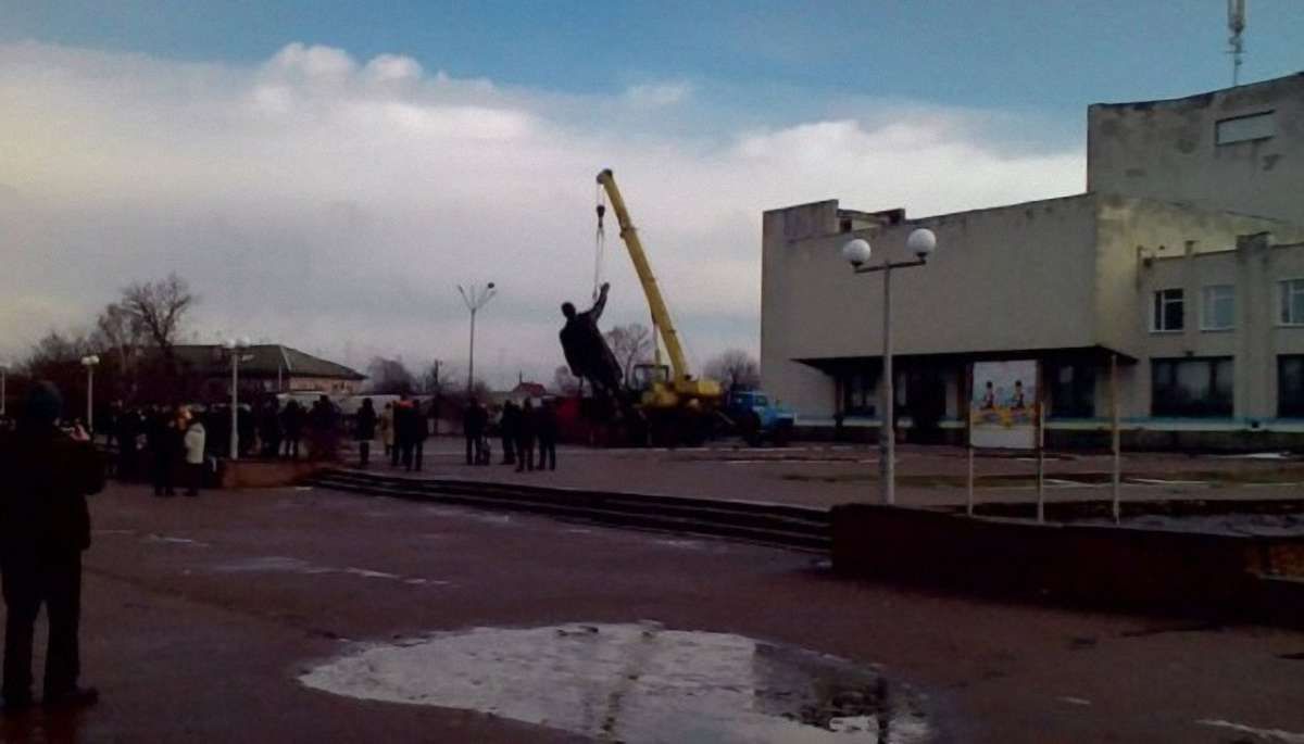 На Чернігівщині демонтували 12-метровий пам’ятник Леніну
