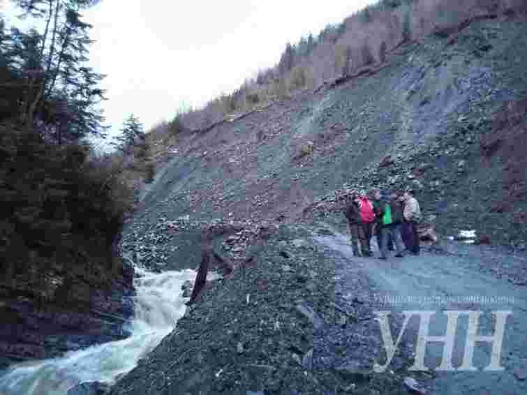 В Закарпатті селевий потік накрив єдину дорогу на Драгобрат