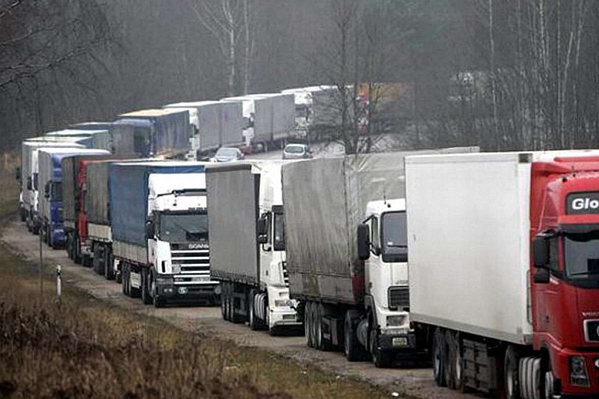 Росія повністю заборонила транзит українських фур