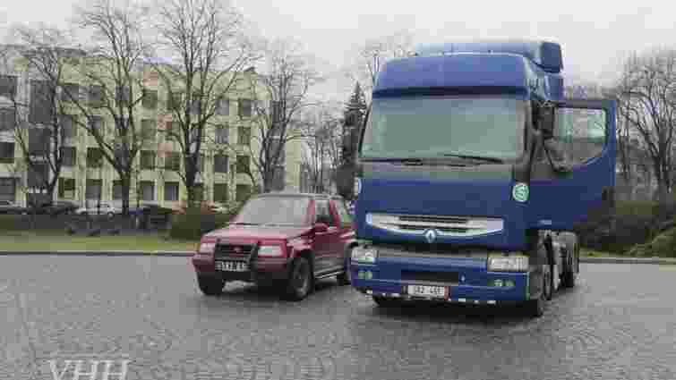 В Ужгороді два конфісковані автомобіля передали на потреби бійців АТО