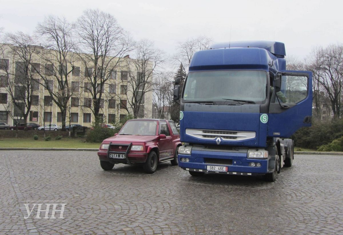 В Ужгороді два конфісковані автомобіля передали на потреби бійців АТО