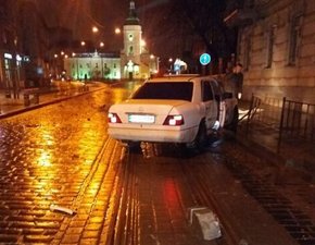 Водій «Мерседеса», який вночі зніс дерева на Городоцькій, був п’яний