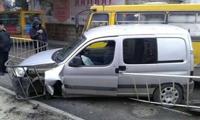 На просп. Чорновола у ДТП потрапила маршрутка
