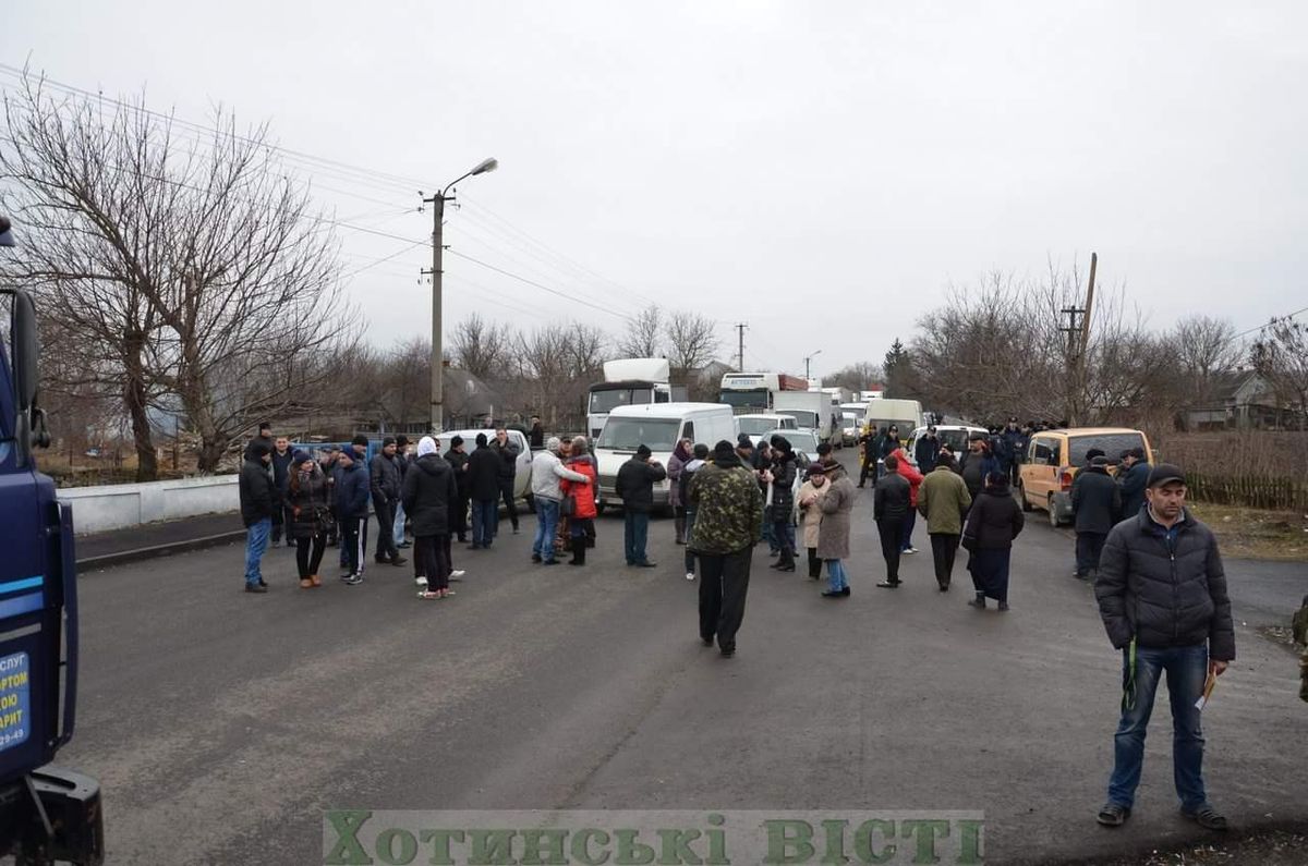 На Буковині жителі заблокували рух, протестуючи проти реорганізації держустанов