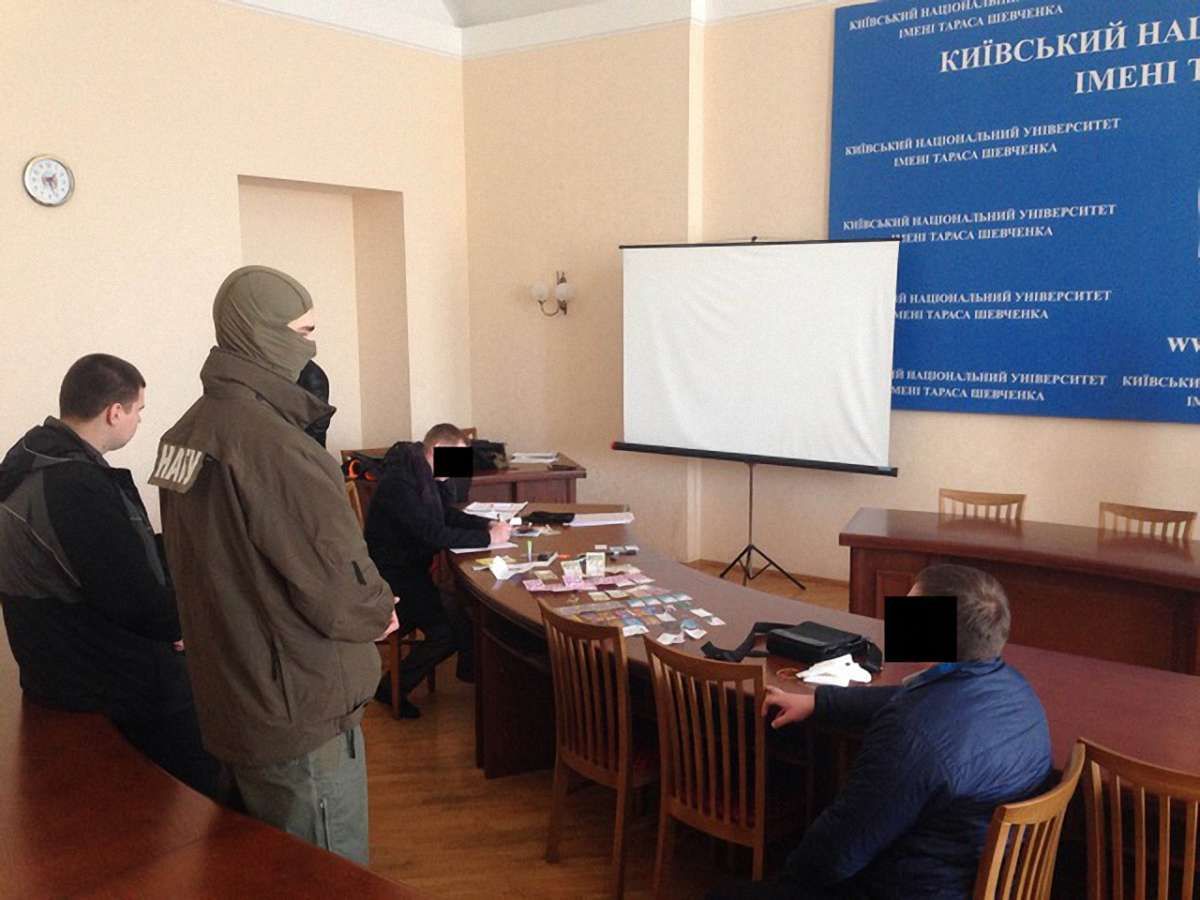 Детективи затримали кандидата на посаду в НАБУ під час спроби дати хабар
